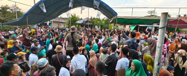 Simpang Kateman Penuh Sesak Sambut Ferryandi dan Dani M Nursalam