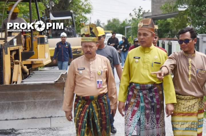 Pj.Bupati H.Herman,SE.MT Datangi Lansung Pengerjaan Ruas Jalan SKB Tembilahan