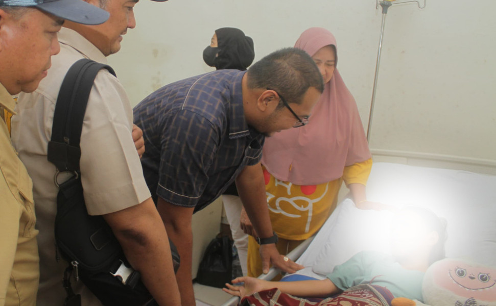 Jenguk Korban Asusila, Ketua DPRD Inhil Beri Dukungan Moril Pihak Keluarga