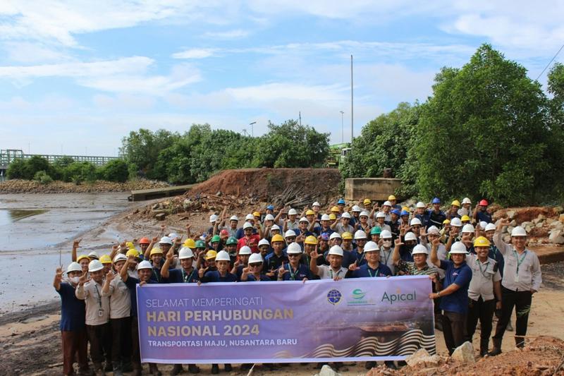 Apical Dumai Turut Rayakan Hari Perhubungan Nasional dengan Melakukan Aksi Bersih Pantai