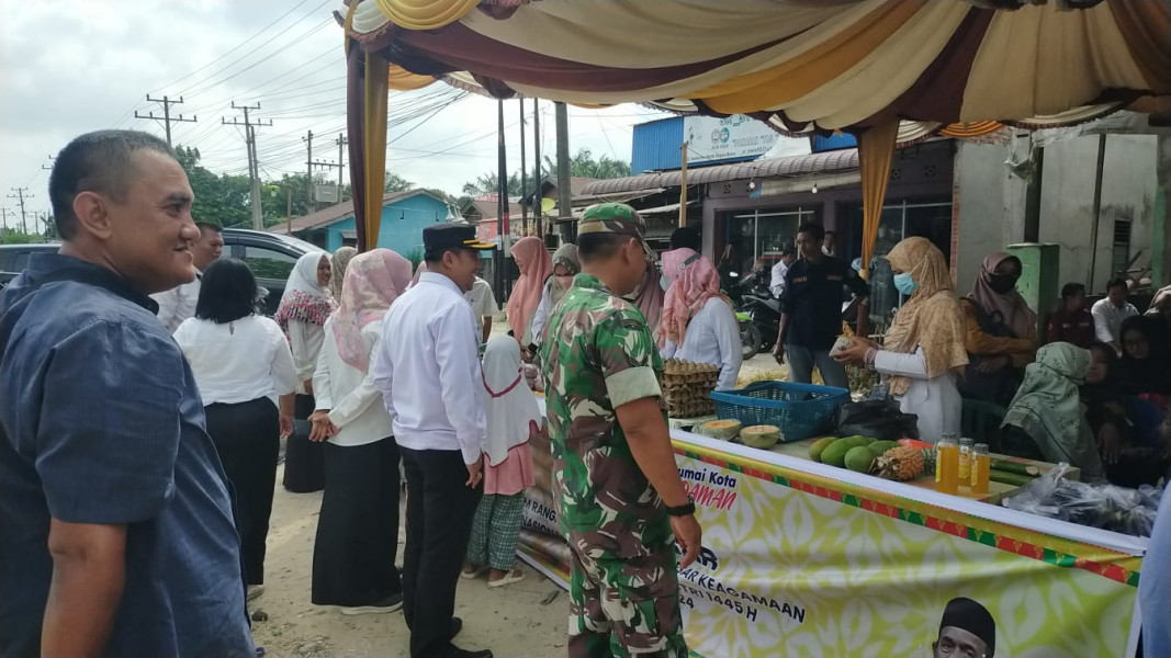 Pemantauan Pasar Murah Dilakukan Sertu Jumat Desmanto, Demi Kelancaran Kegiatan