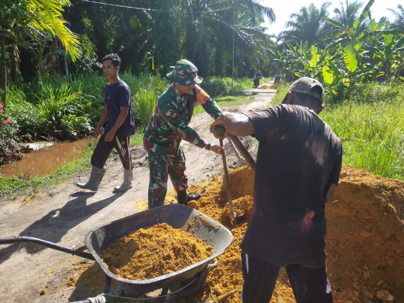 Serda Iwan Sahputra Bersama Masyarakat Laksanakan Gotong Royong