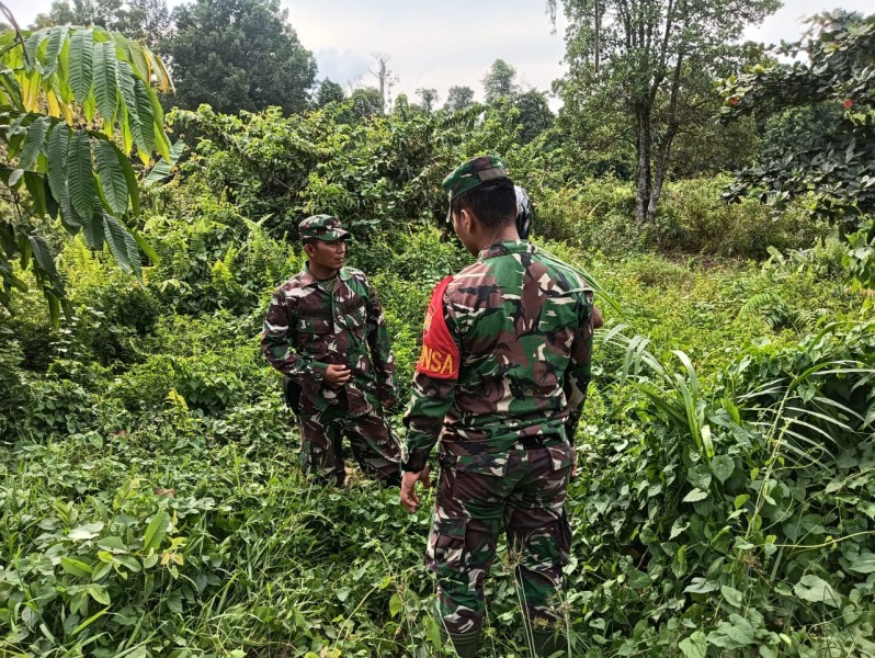 Babinsa Koramil 06/Merbau Rutin Lakukan Patroli Karhutla di Desa Selat Akar