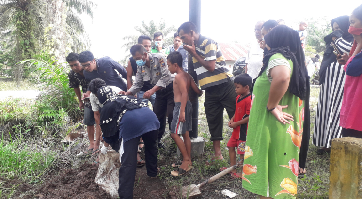 Geger! Warga Bayas Jaya Gali Tanah Sumber Bau Bangkai yang Membusuk