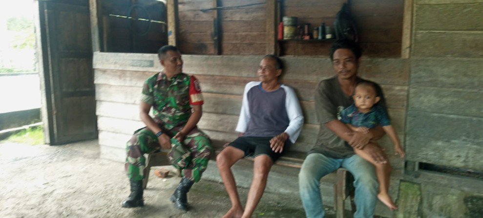 Babinsa Koramil 06/Merbau Perkuat Silaturahmi dengan Warga Lewat Komsos