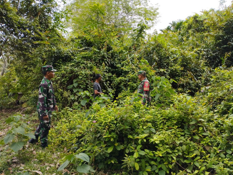 Serma Eri dan Praka Yudi Ajak Warga Desa Padang Kamal Cegah Kebakaran Hutan dan Lahan