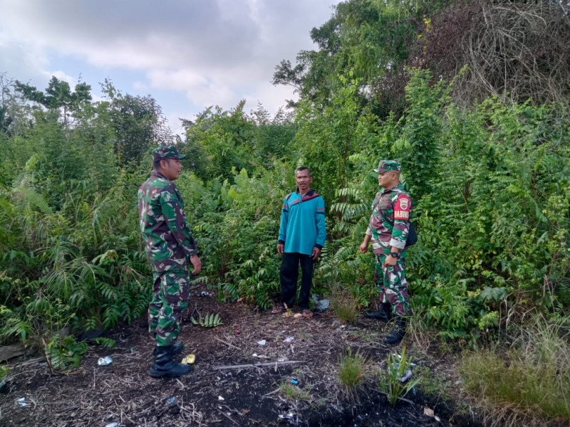 Babinsa Koramil 06/Merbau Ajak Masyarakat Patroli dan Cegah Kebakaran Lahan