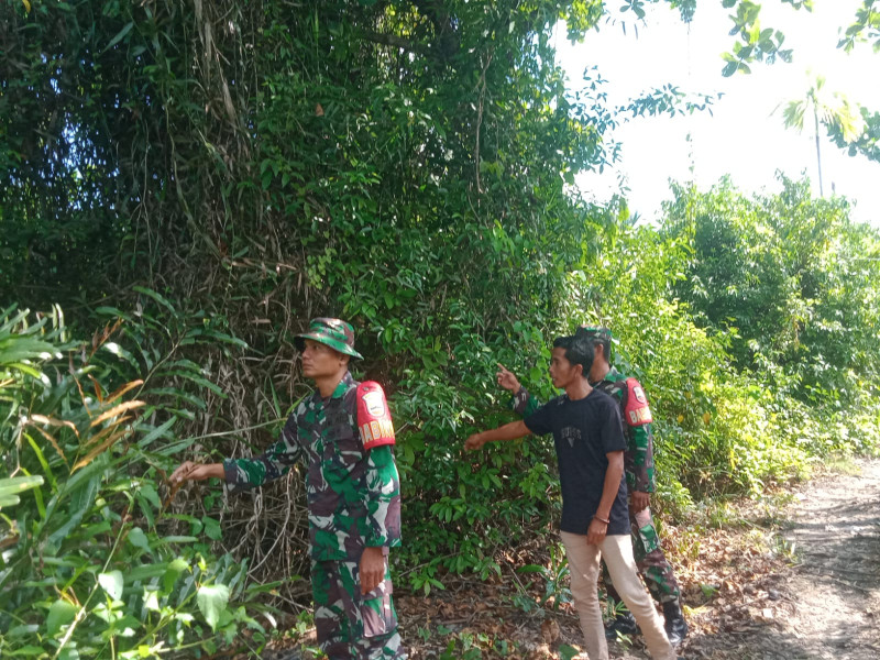 Patroli di Desa Mangkirau, Babinsa Koramil 06 Merbau Ajak Masyarakat Sesering Mungkin Mengecek Wilayahnya