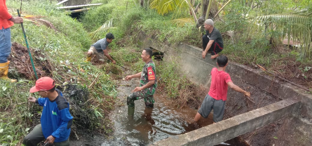 Persiapan Hari Kedua, Babinsa Kelurahan Mundam Bersama Lurah dan Masyarakat Adakan Kegiatan Goro