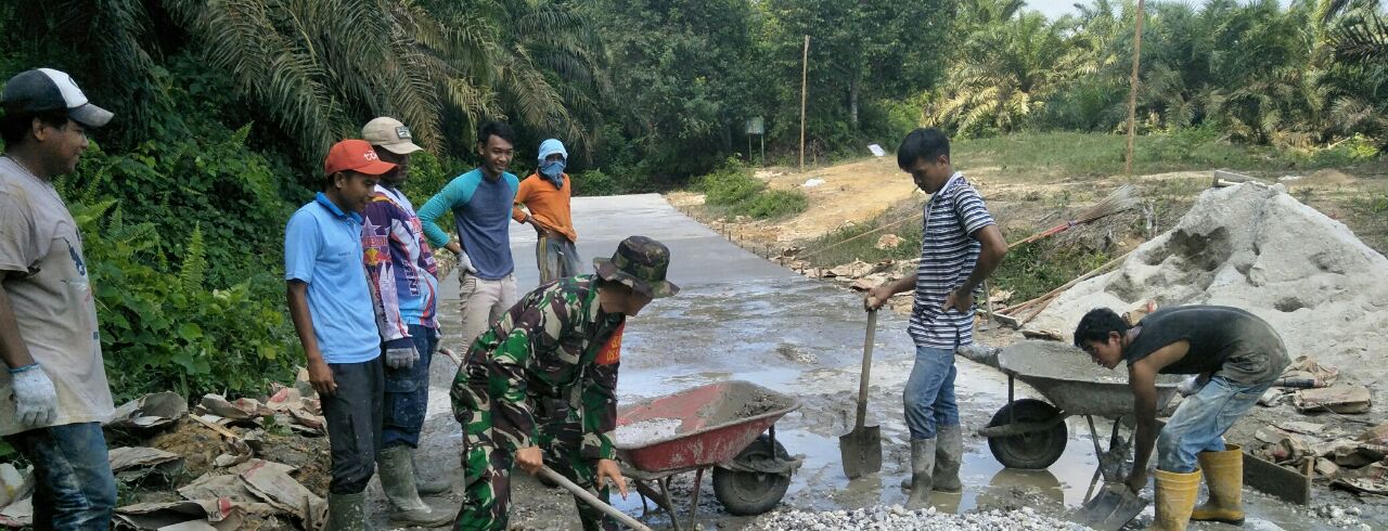 SUKSESKAN TMMD KE 105 KODIM 0313/KPR BABINSA KORAMIL 09/LGM GORO BERSAMA WARGA