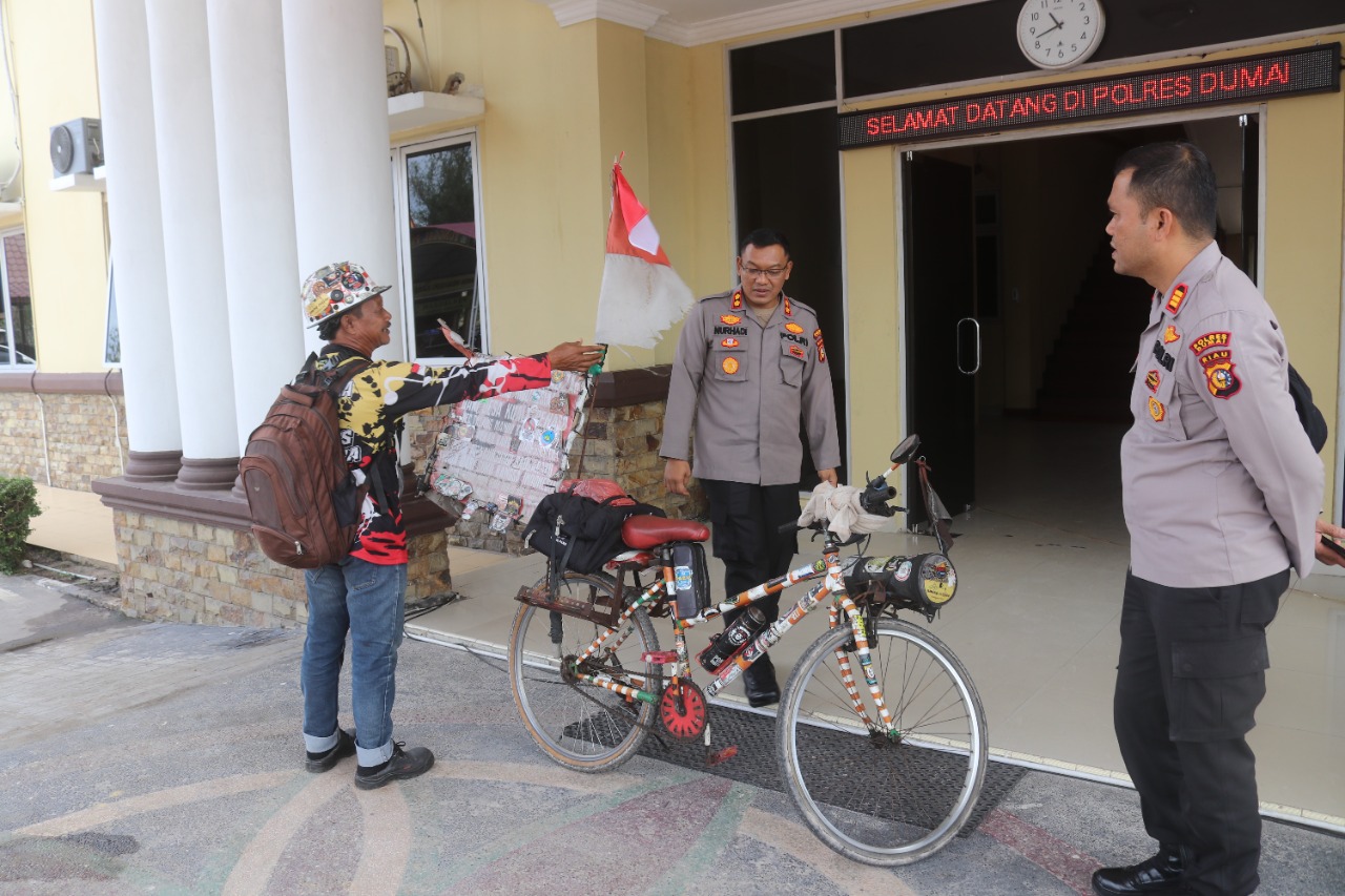 Akan ke Istana Negara Menggunakan Sepeda, Jhoni Roto Bertemu Dengan Kapolres Dumai