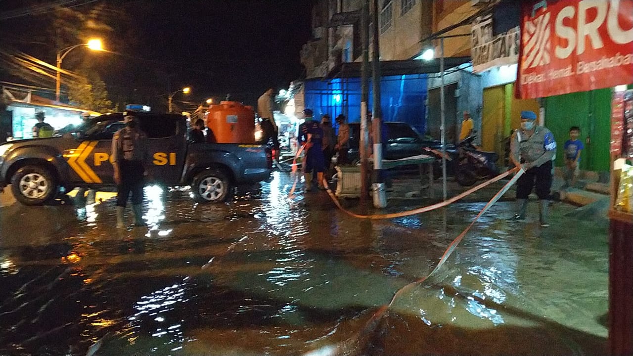 Polres Inhil Sedot Genangan Air di Jalan M Boya