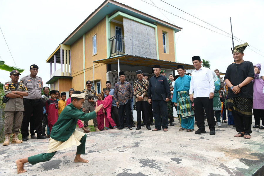 Gubernur Ansar Serahkan Bantuan RT, RW, Posyandu, BPD, dan Penyuluh Agama di Kecamatan Senayang