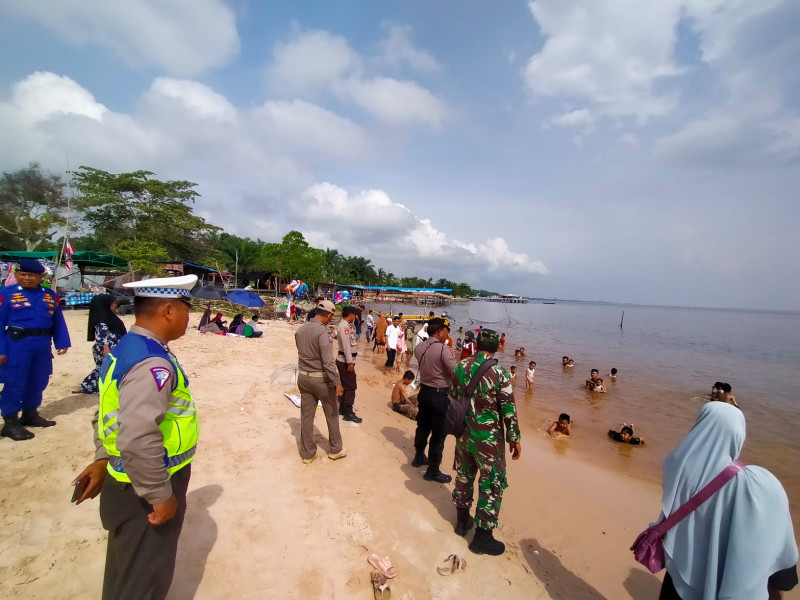 Serda Cerzakatno Laksanakan Patroli di Pantai Koneng