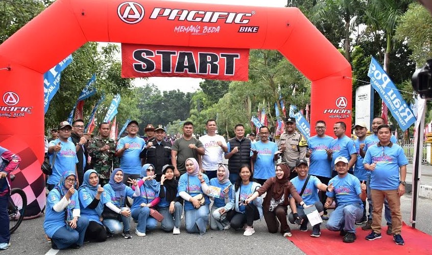 Merajut Kebersamaan, Ketua DPRD Pekanbaru Lepas Ribuan Peserta Riau Pos Fun Bike 2025