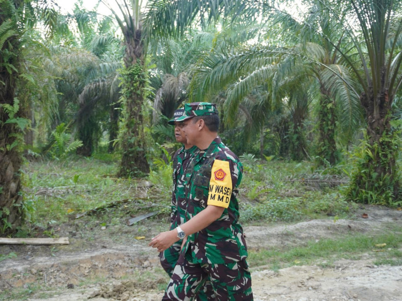 Tim Wasev Mayjend TNI (MAR) Markos SE MM Tinjau Kegiatan TMMD ke 117 di Kelurahan Sungai Geniot