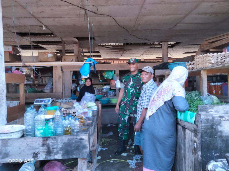 Babinsa Koramil 06/Merbau Giatkan Komsos di Pasar Suka Ramai