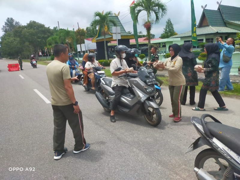 Peduli Sesama, Kodim 0320/Dumai Gelar Berbagi Nasi Siap Saji