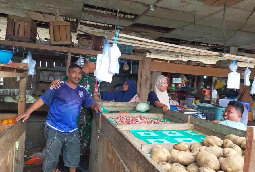 Jelang Idul Fitri, Babinsa Koramil 06/Merbau Pantau Harga Sembako di Pasar Suka Ramai