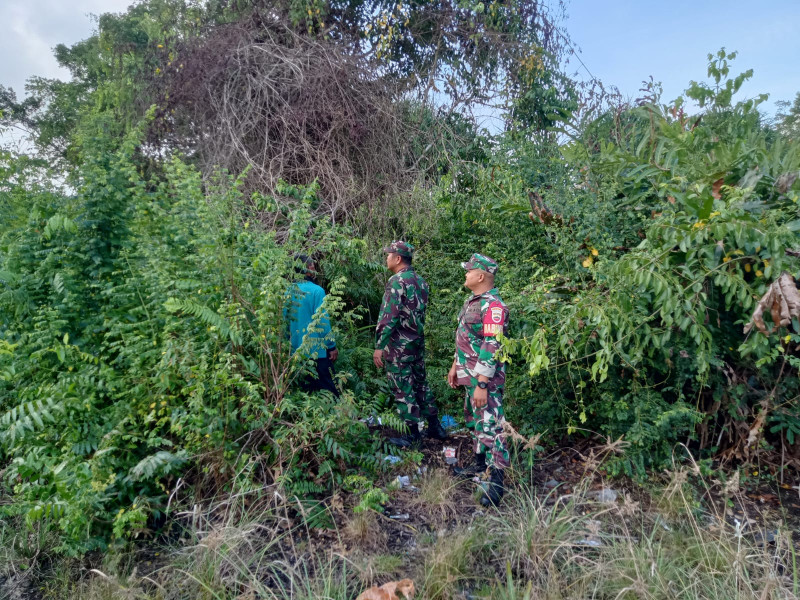 Babinsa Koramil 06/Merbau Serda A. Purba dan Praka Yudi Patroli Karhutla di Desa Padang Kamal