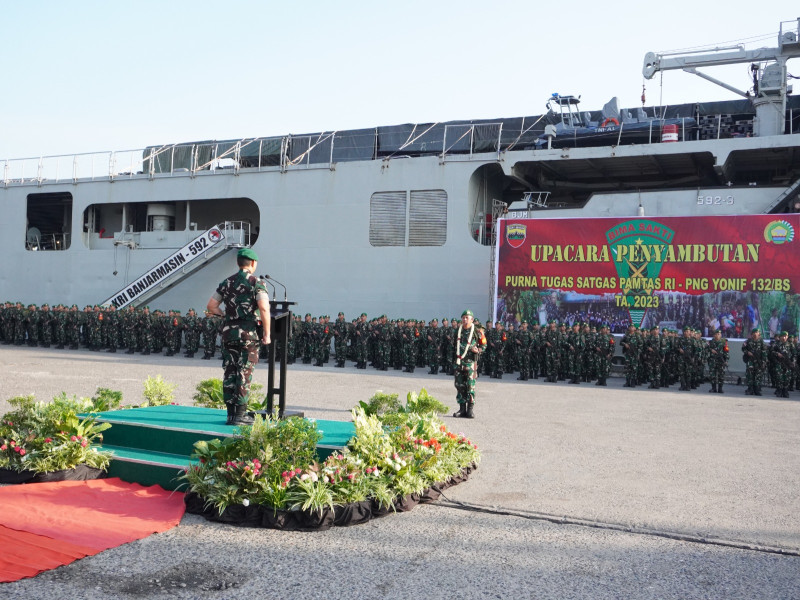 Dandim 0320/Dumai Sambut Kedatangan Satgas Pamtas RI-PNG di Pelabuhan Pelindo