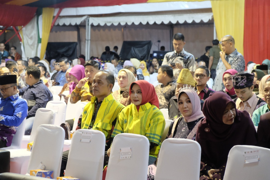 Didampingi Kadisparporabud, Pj Bupati Inhil Saksikan Kemeriahan Gebyar BBI dan Lancang Kuning Carnival 2024