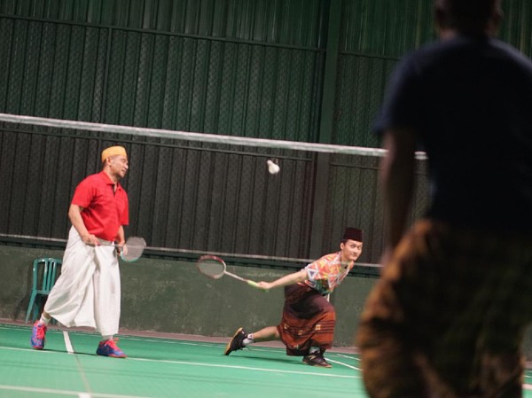 Saat Olah Raga Badminton, Santri Ponpes Lirboyo Wajib Bersarung