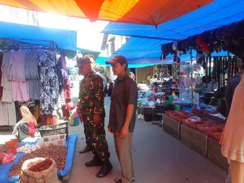 Bhabinsa Koramil 05 Gas Serma Sasmito  melaksanakan Giat patroli di Pasar Minguan