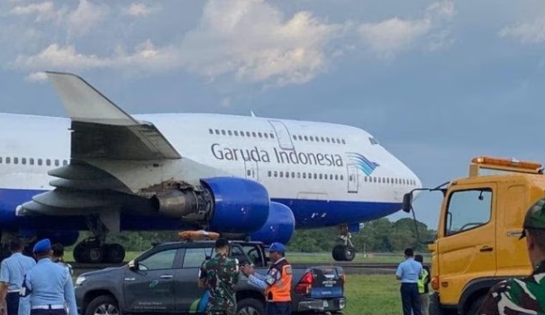 Sayap Pesawat Garuda yang Angkut Jemaah Haji di Makassar Terbakar