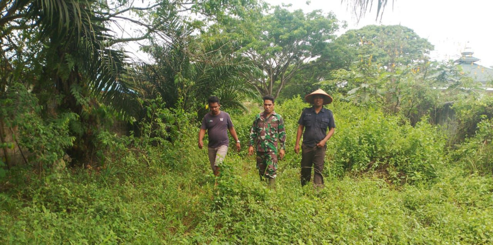 Bersama Masyarakat, Serma Novrianto Laksanakan Patroli dan Sosialisasi Cegah Karhutla