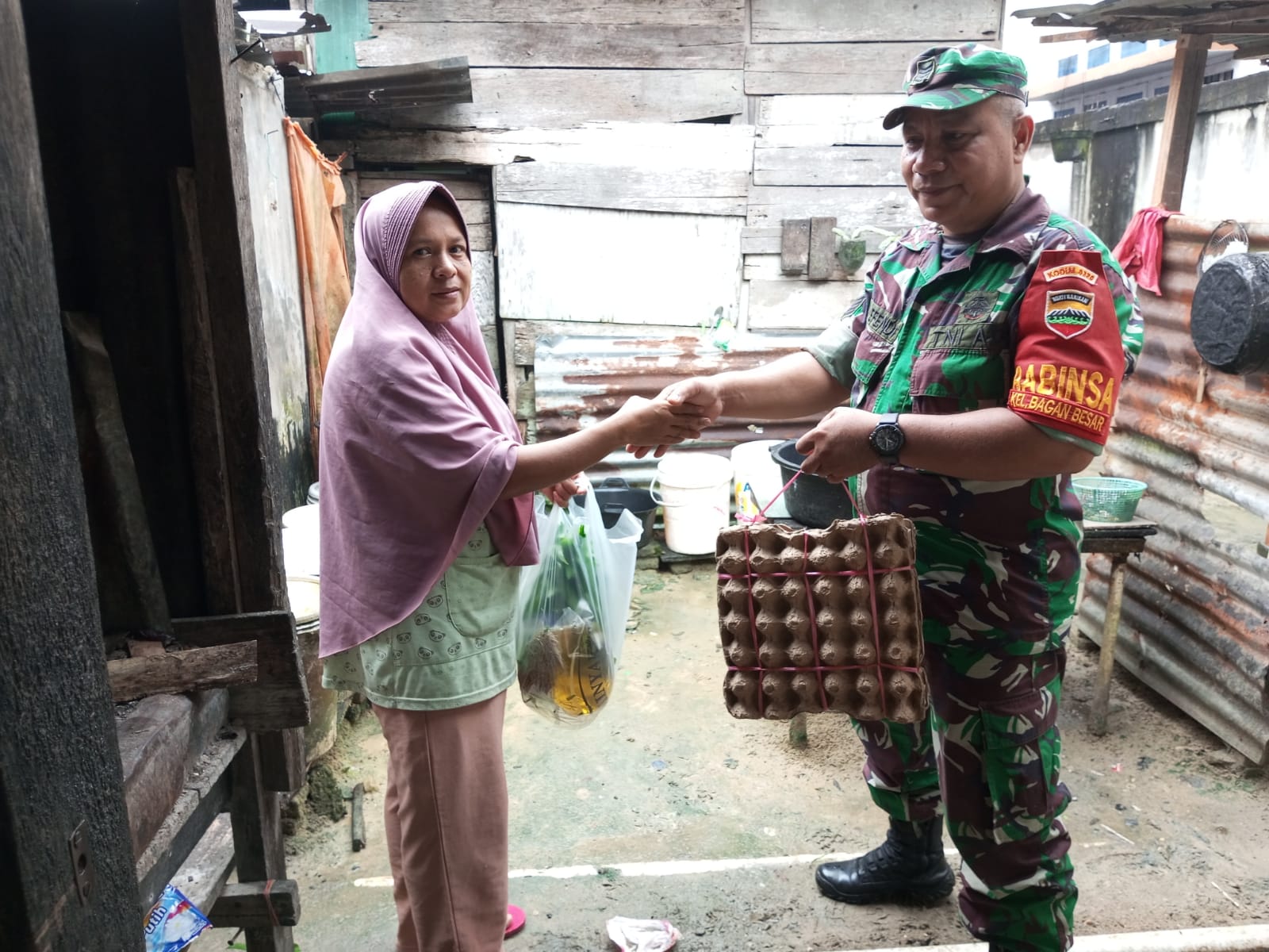 Babinsa Koramil 02 Laksana Giat Babinsa Masuk Dapur