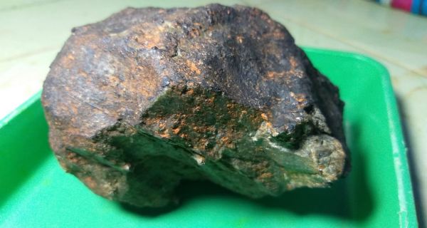 Batu Meteorit yang Jatuh Menimpa Rumah Warga Terjual Seharga Rp300 Juta