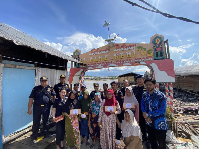 Aksi Bea Cukai Tembilahan, Menyerahkan Bantuan Kepada Korban Tanah Longsor di Kuala Enok