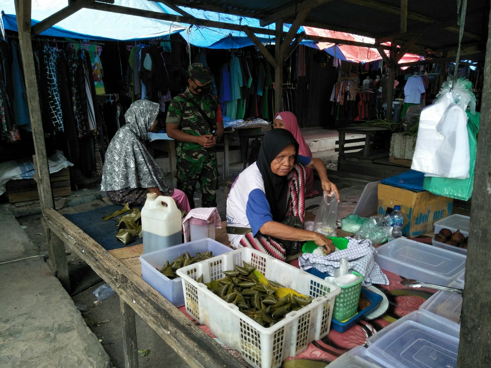 Giat Komsos, Serda Bobi Datangi Pasar Tradisional