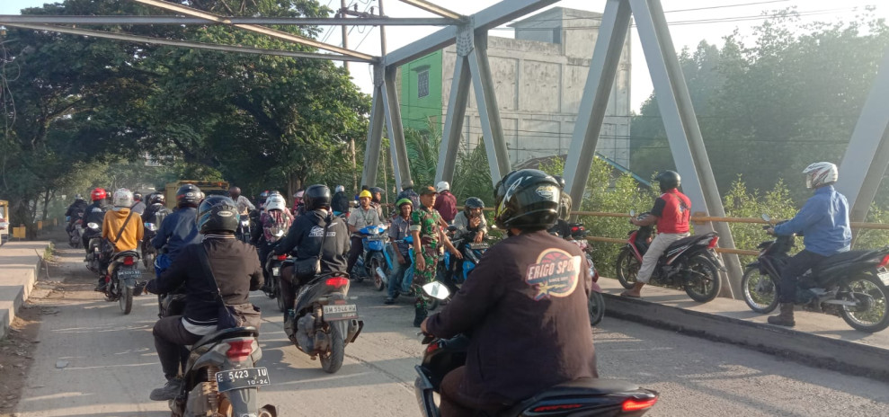 Babinsa Purnama dan Bangsal Aceh Turun Tangan Atasi Kemacetan di Jembatan Sungai Masjid