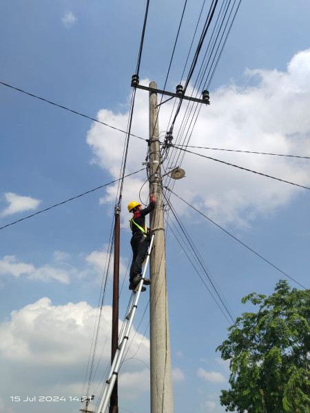 PLN Icon Plus Sumbagteng Segel Kabel FO Ilegal di Jalan Sumber Jaya Singingi Hilir