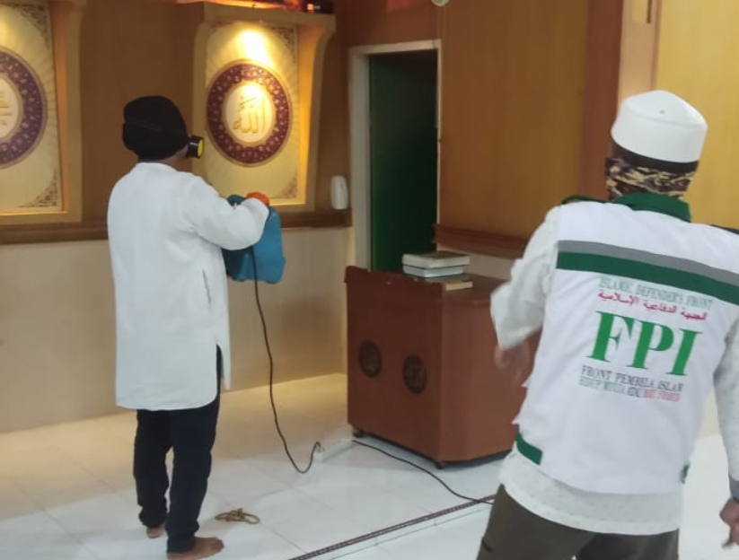 BAT FPI Pekanbaru Semprot Beberapa Masjid dengan Cairan Disinfektan