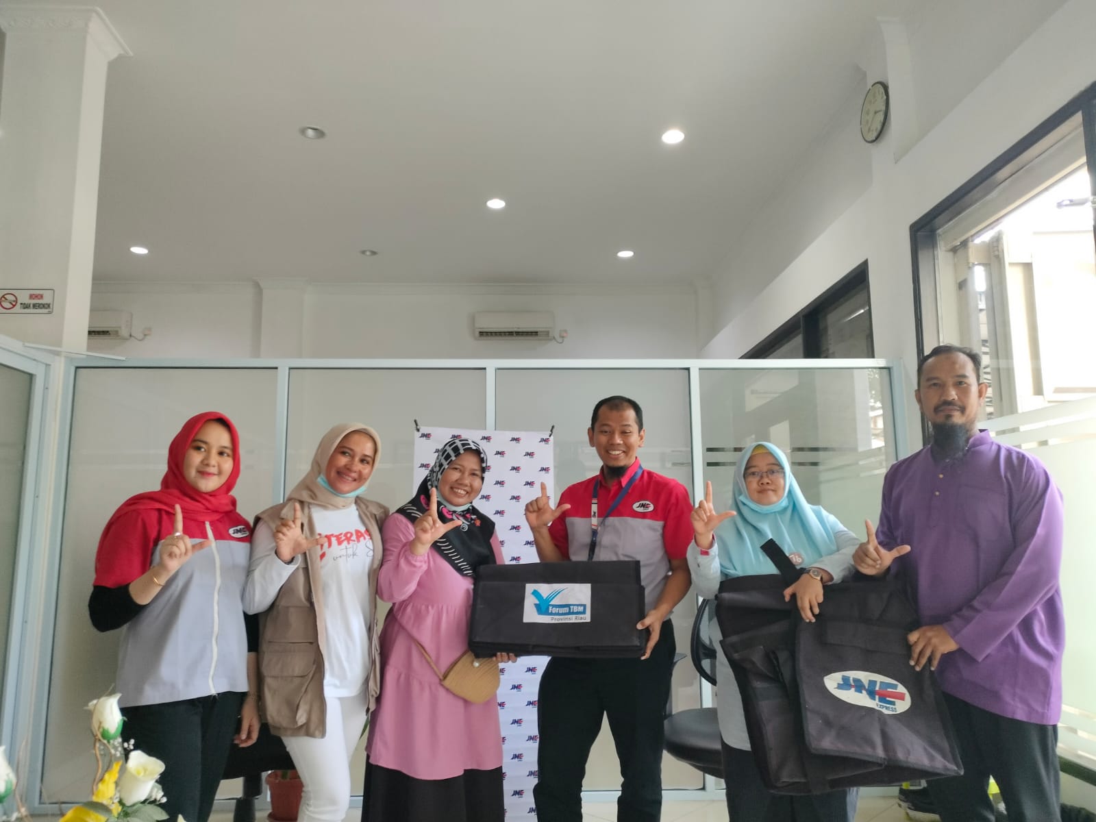 Forum TBM Riau Terima 10 Tas Literasi dari JNE Pekanbaru