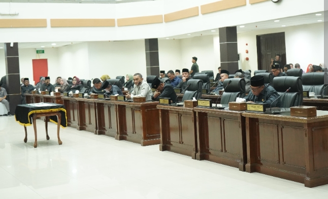 Bupati Herman Hadiri Paripurna DPRD Pengesahan APBD Inhil 2026