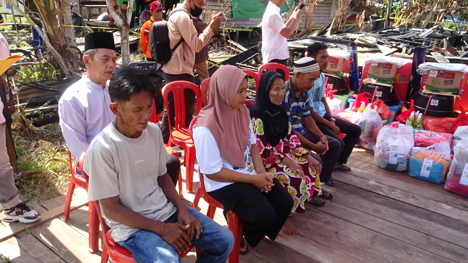 Tingkatkan Kewaspadaan Musim Kemarau, Bupati Inhil Salurkan Bantuan Korban Kebakaran di Belantaraya