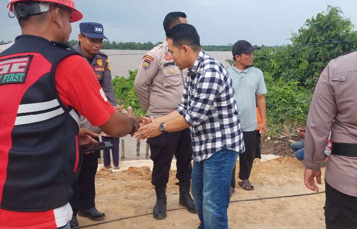 Pj Bupati Inhil Tinjau Musibah Longsor di Jalan Provinsi