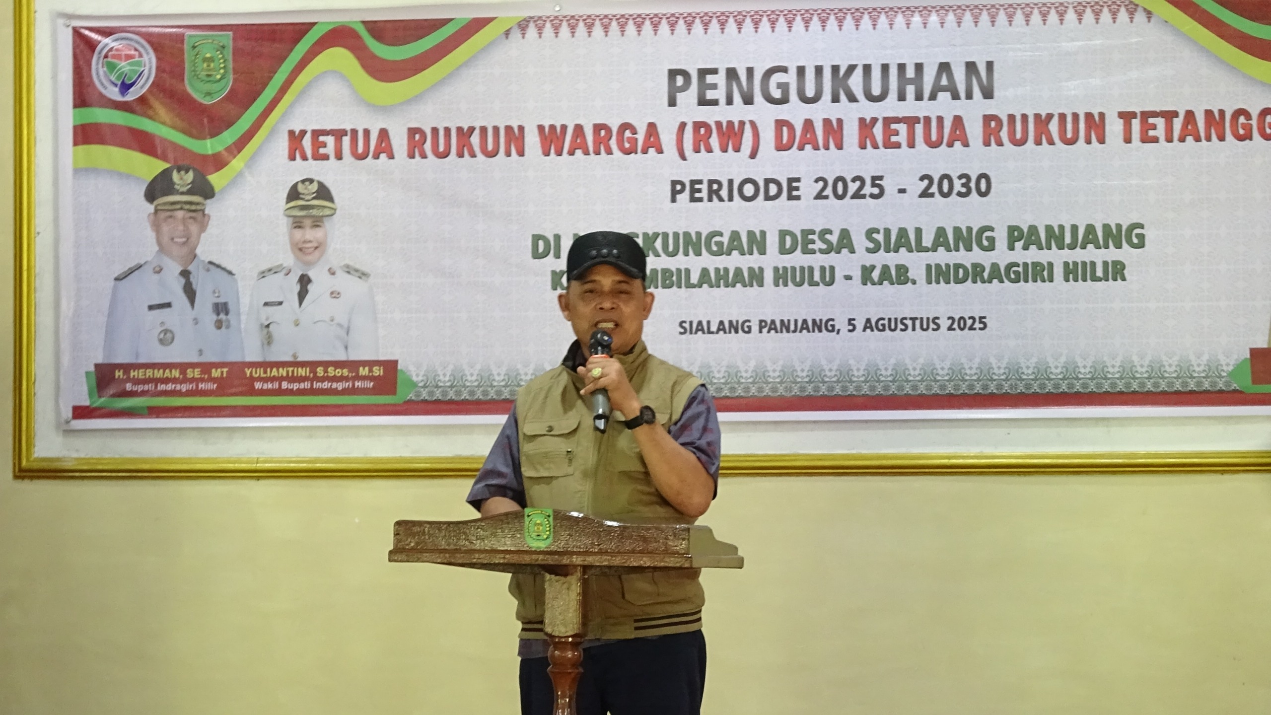 Bupati Herman Kukuhkan Ketua RT dan RW Periode 2025 - 2030 di Sialang Panjang