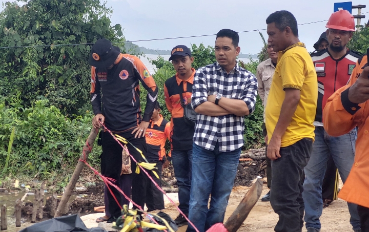 Pj Bupati Inhil Tinjau Musibah Longsor di Jalan Provinsi