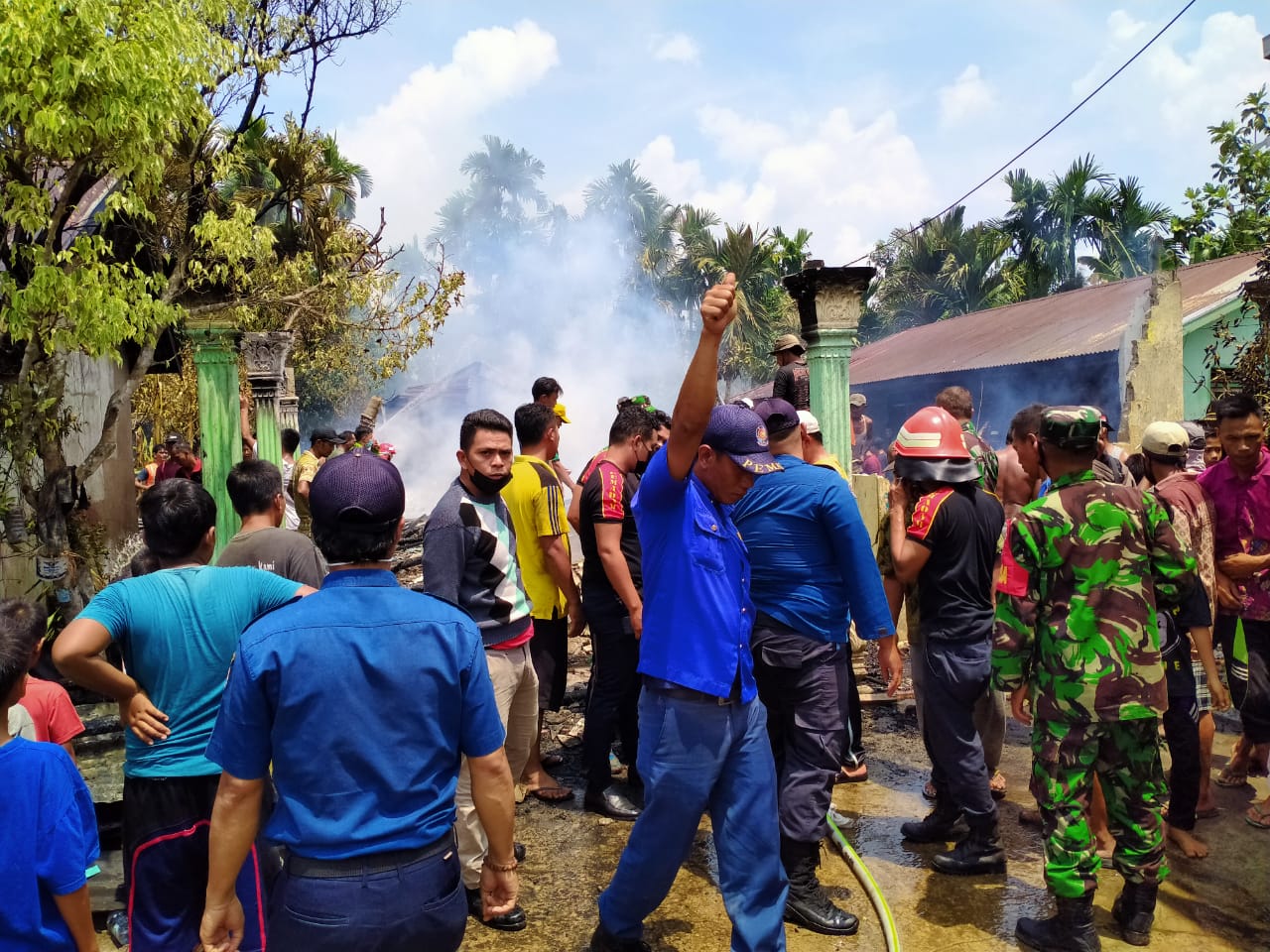 Petugas DPKP Inhil Turun Padamkan Kebakaran di Tempuling