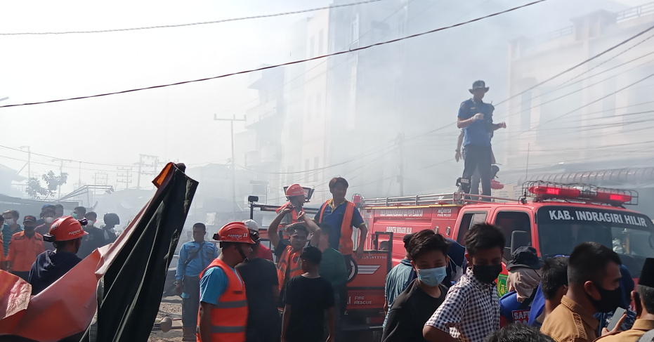 DPKP Inhil Turunkan 5 Armada saat Kebakaran di Jalan H Said Tembilahan