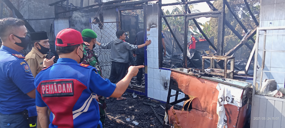 DPKP Inhil Turunkan 5 Armada saat Kebakaran di Jalan H Said Tembilahan