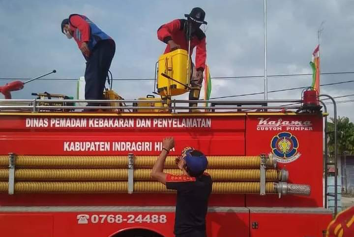 Tim DPKP Inhil Semprot Cairan Disinfektan di Jalan Batang Tuaka