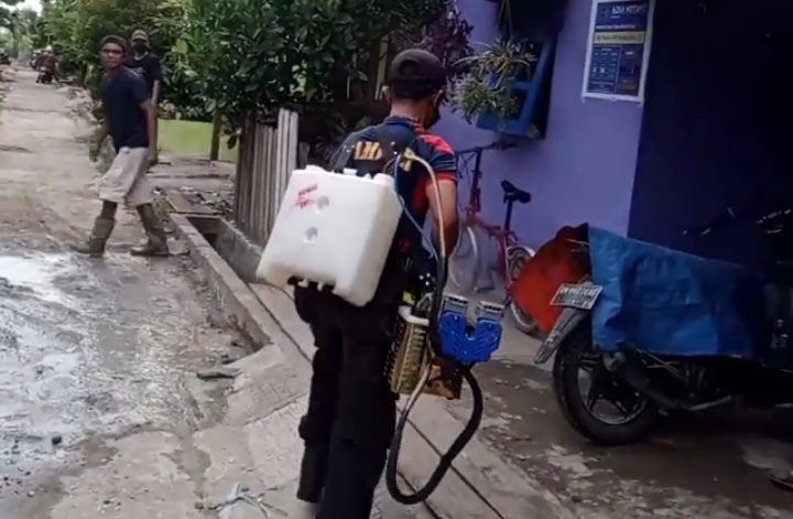 Tim DPKP Inhil Semprot Cairan Disinfektan di Jalan Batang Tuaka