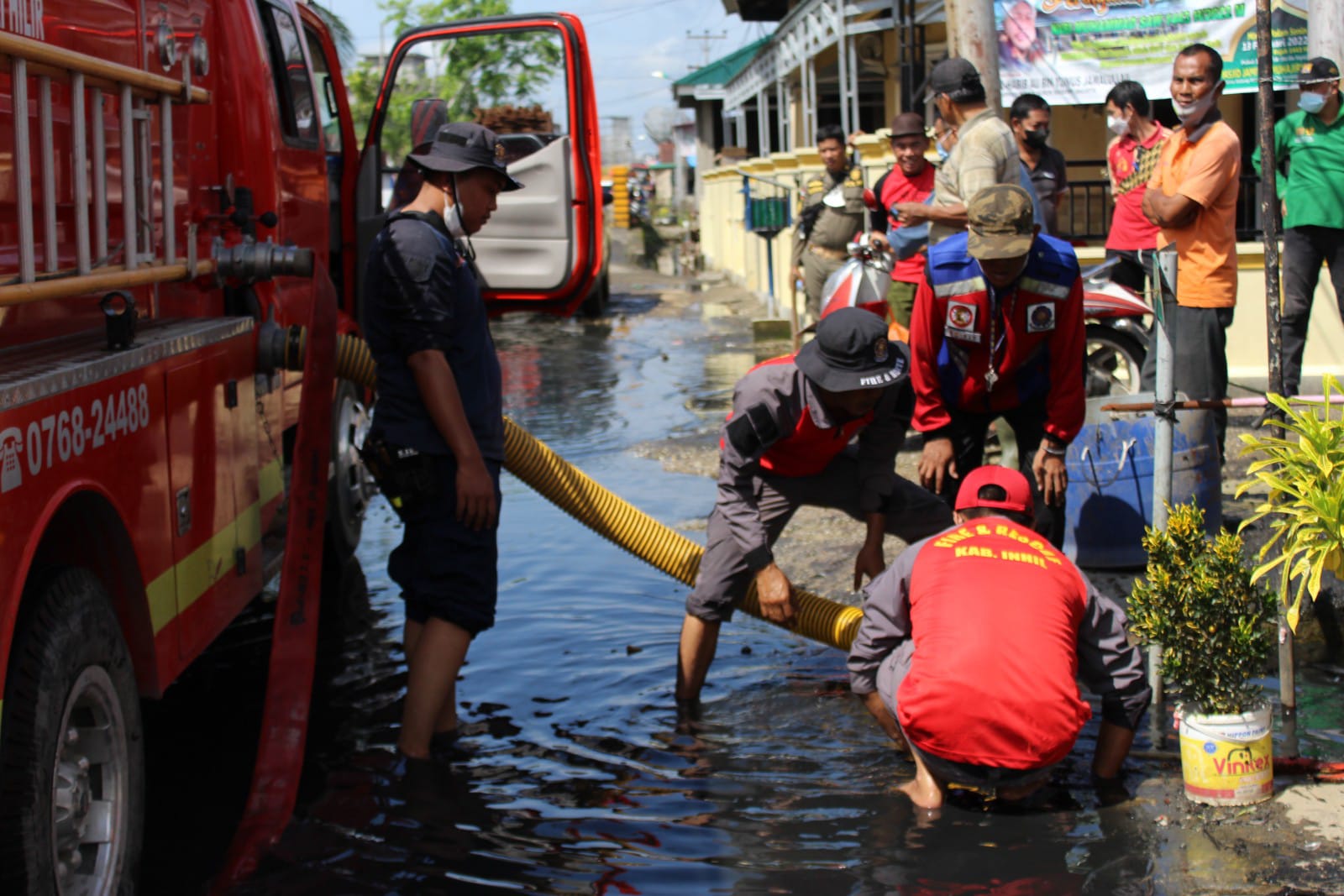 Tim dari DPKP Inhil Bantu Atasi Banjir