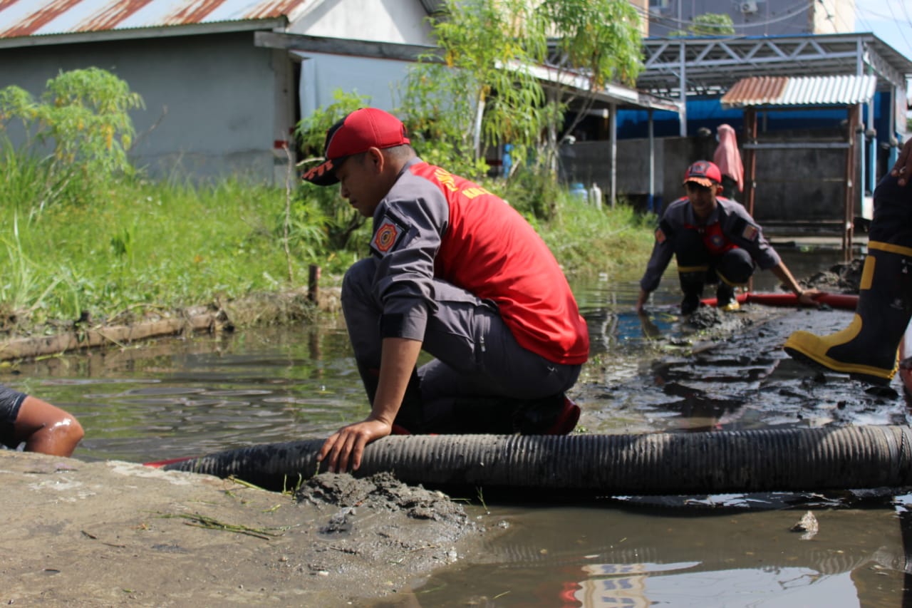 Tim dari DPKP Inhil Bantu Atasi Banjir